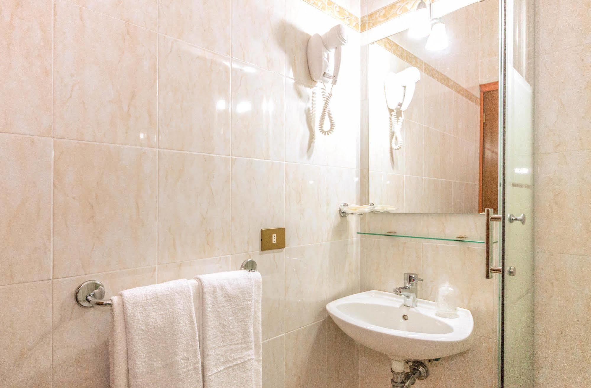 Downtown Accommodation Рим Экстерьер фото