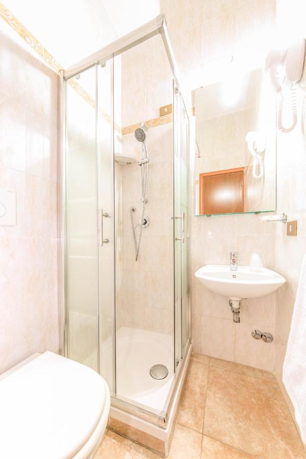 Downtown Accommodation Рим Экстерьер фото